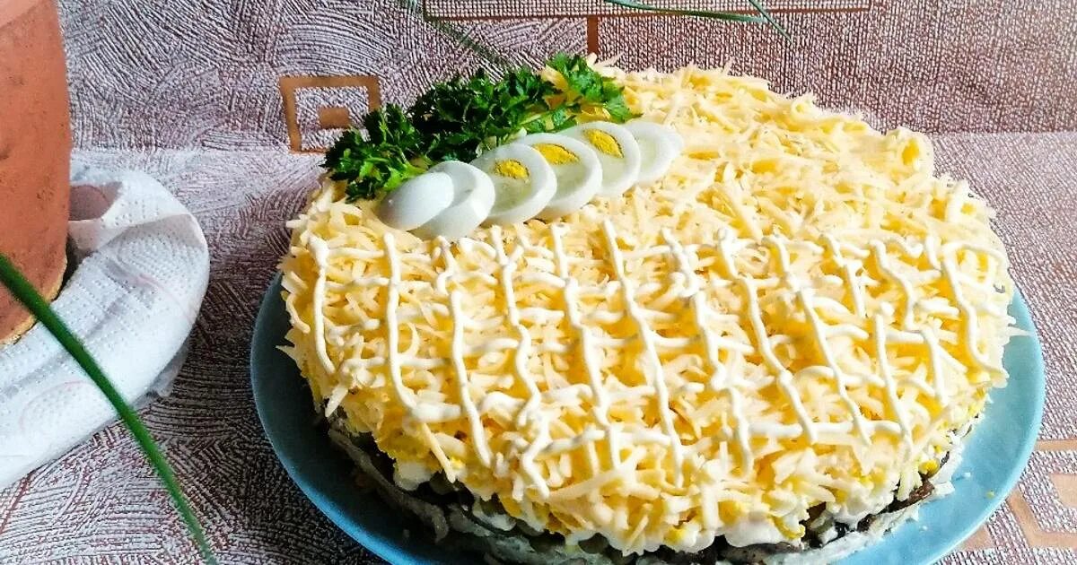 Салат искушение с ананасом. Салат из копченой курицы слоеный. Салат искушение. Салат искушение рецепт. Салат искушение с копченой курицей.