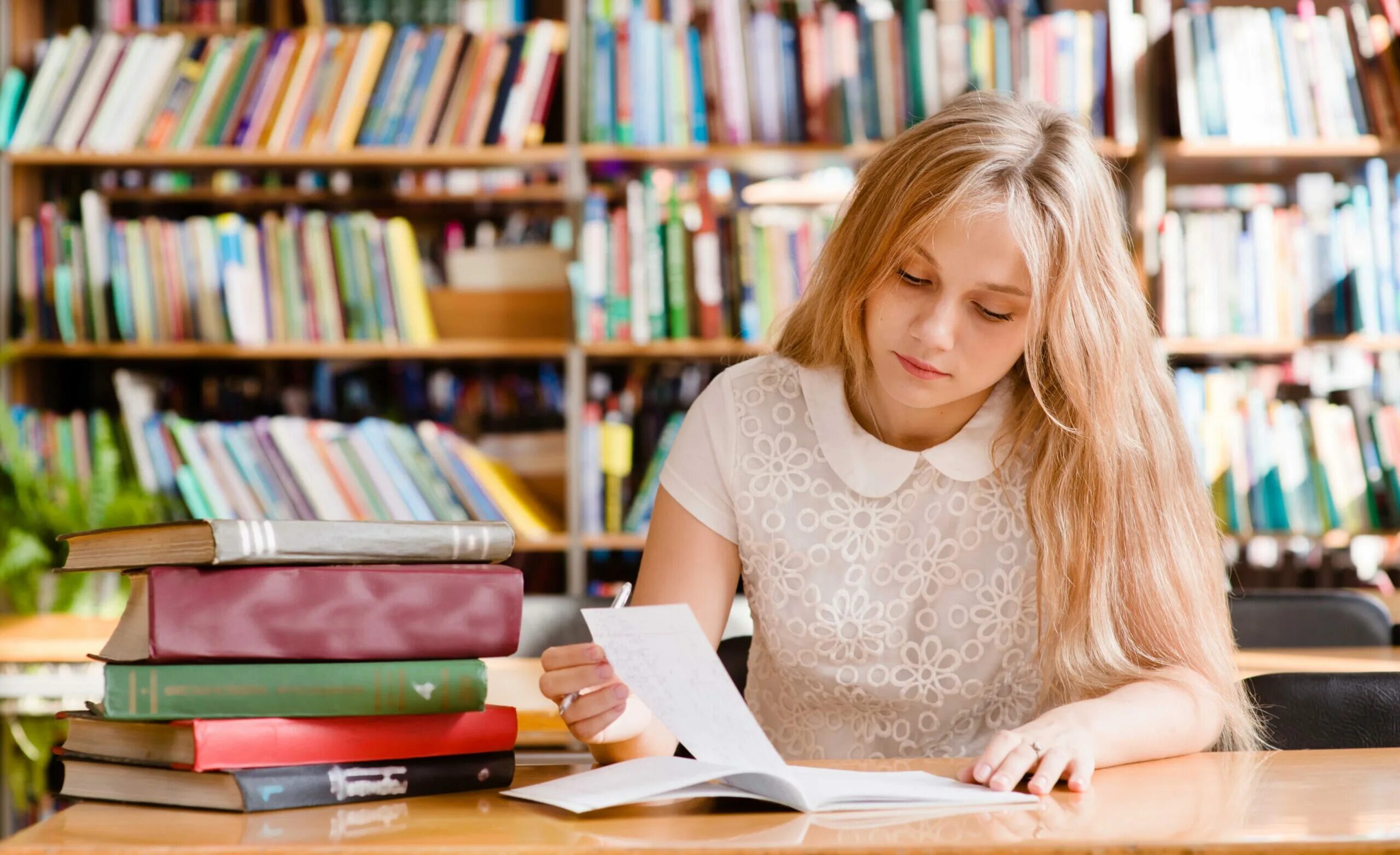 Student essay. Фотосессия в библиотеке. Учеба в библиотеке. Девушка в библиотеке. Студентка вбиблиотеки.