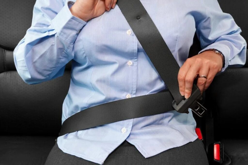 Seat Belt. Пристегивать ремень безопасности. Пристегнутый ремень безопасности. Пристёгивает ремень.