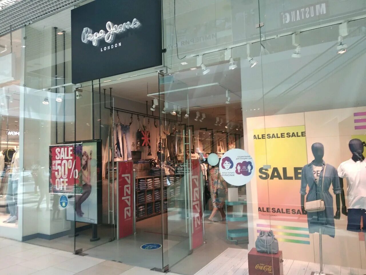 Gloria jeans сочи. тц новая заря сочи. сочи магазин джинсы. джинсовая коллекция сочи в магазин в галерее на навагинской. сочи моремолл gloria jeans.