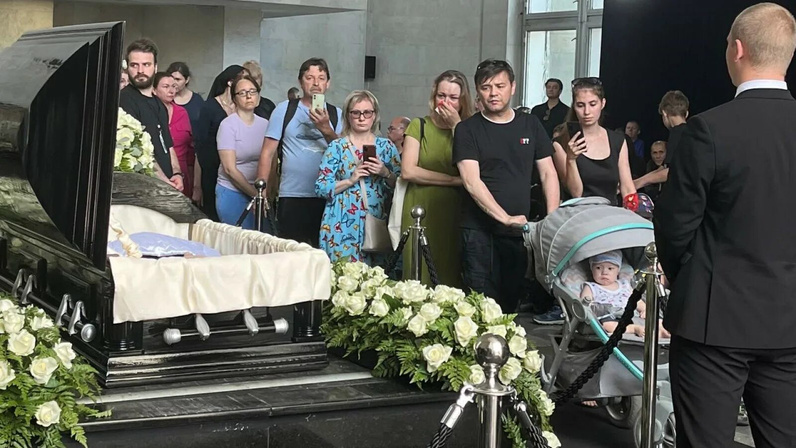 Семья шатунова на похоронах юрия шатунова. Видео похорон семьи. Похороны семьи дедюшко. Видео похорон семьи. Видео похорон семьи.