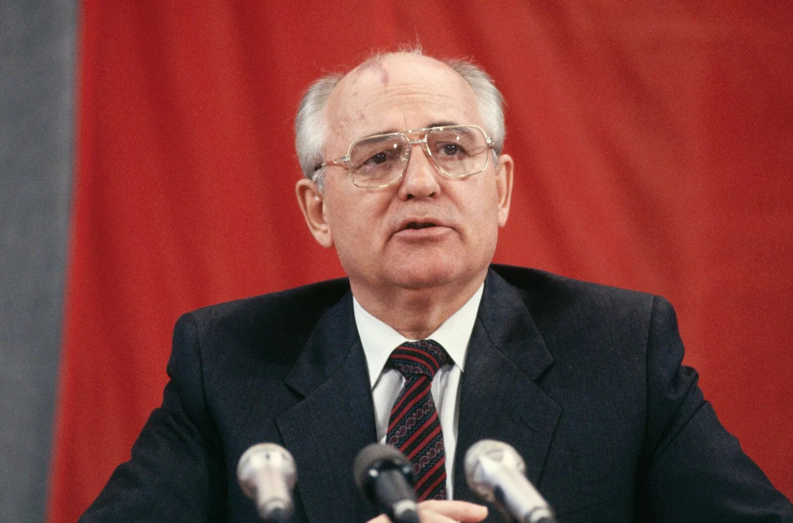 Горбачев на посту генерального секретаря цк кпсс. Горбачев 1990. горбачев фото. горбачев 1992.