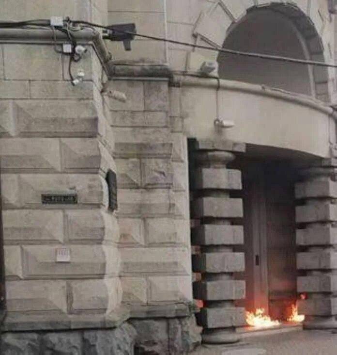 Нападение на здание. Пожар в здании. Здание УФСБ по Краснодарскому краю.