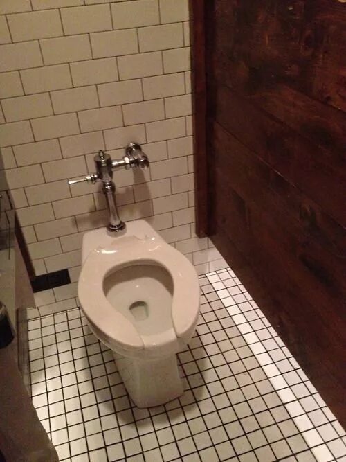 Унитаз общественный. Мусульманский унитаз. Унитаз для туалета мусульманский. Туалет в Нью Йорке.