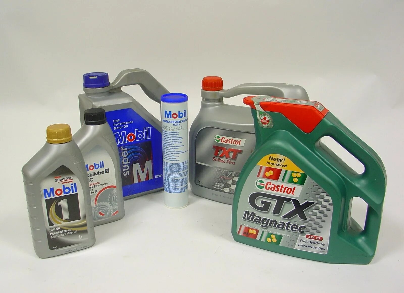 технические жидкости для автомобилей. тотал кварц инео ферст 0 w 30. моторное масло. моторные масла ассортимент. автомобильные масла марки.