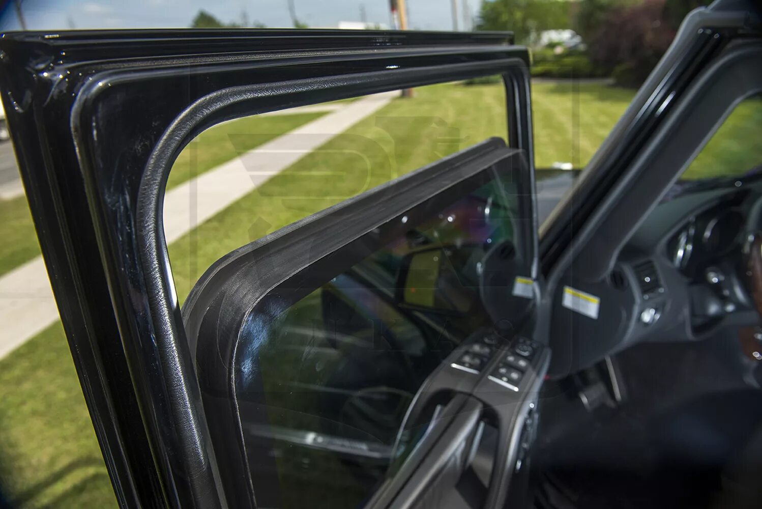 Бронированное стекло авто. Бронирование стекол автомобиля. Бронированное стекло авто. Бронированное стекло на автомобиль. Бронированные стекла для автомобиля.
