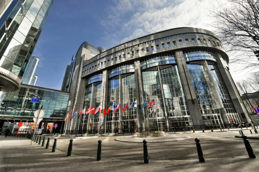 Здание ЕС В Брюсселе. Европейский парламент в Брюсселе. Здание европейского парламента в Страсбурге. Здание европейского парламента в Брюсселе.