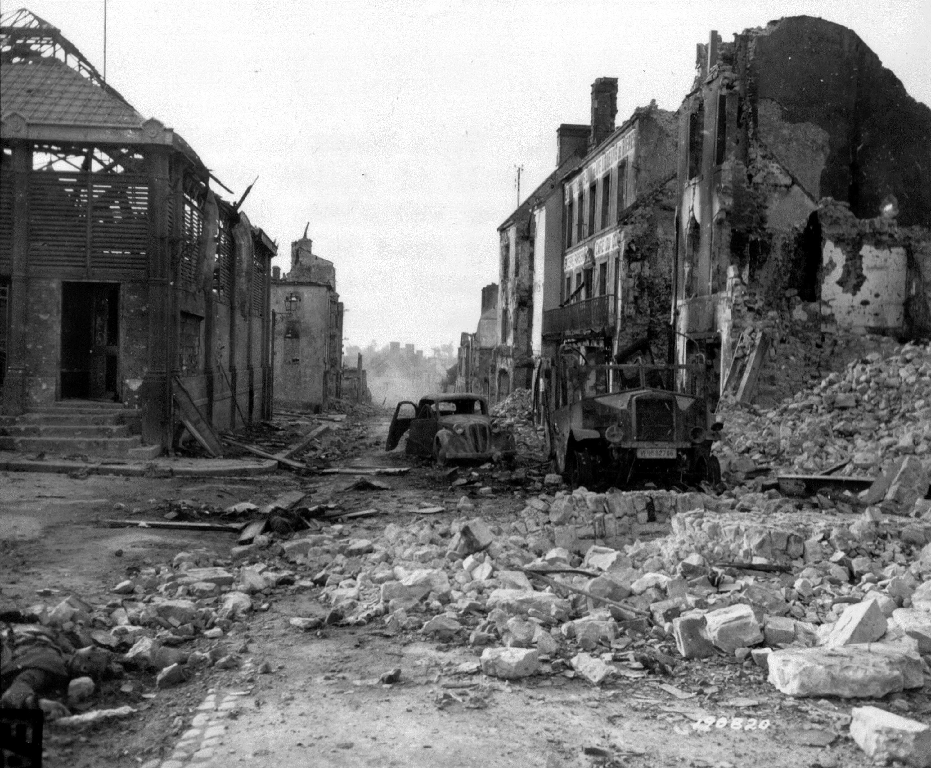 Город разрушенный во время войны. Разруха в деревне после войны 1945. Руины Германии 1945. Разрушенная деревня 1945 ВОВ.