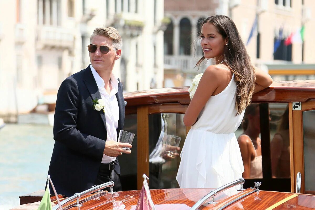 Ана иванович свадьба. Бастиан швайнштайгер и ана ана иванович. Ана иванович и бастиан швайнштайгер с сыном. Ана иванович свадьба. Ана иванович и бастиан швайнштайгер.