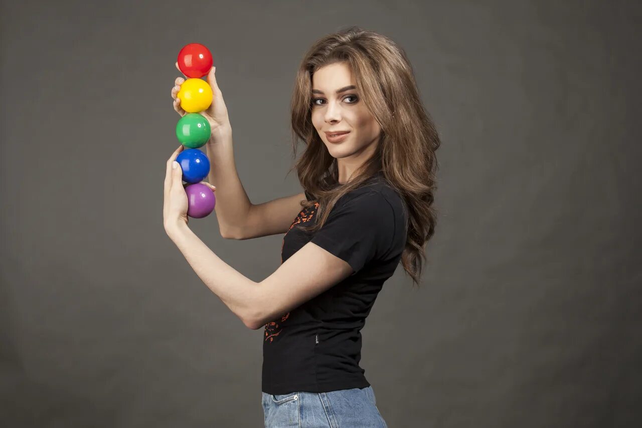 Жонглирование шарами. Мячи для жонглирования. Контактное жонглирование. Жонглировать шариками. Девушка жонглирует.