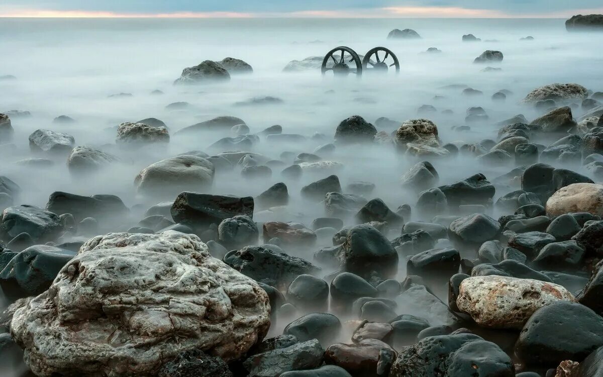 Подводные камни 6 букв. Каменистый пейзаж. Вода камни пейзаж. Море камни. Камни на пляже.