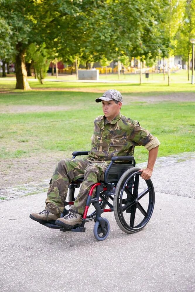 Военные инвалидам 2 группы получают. Инвалид в камуфляже. Инвалидная коляска камуфляж.