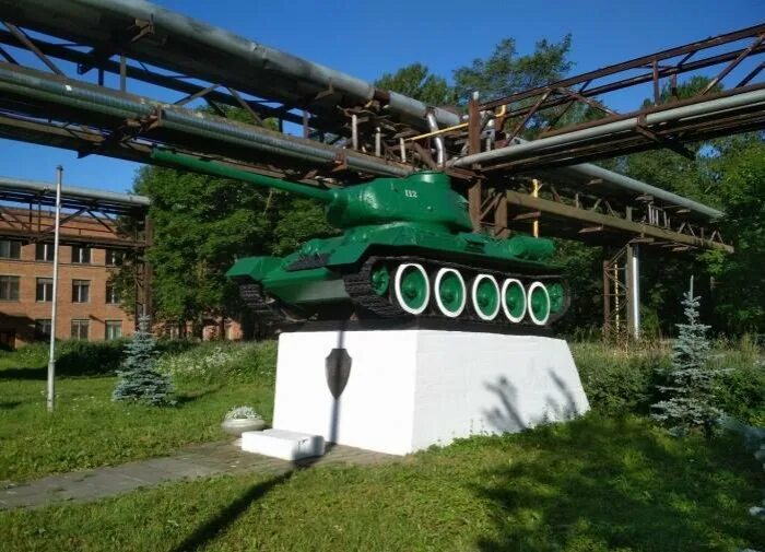 Т 34 санкт петербург. Танк на стачек памятник. Музей колобанова танки. Памятник т-34 в острогожске. Т-34 на параде победы.