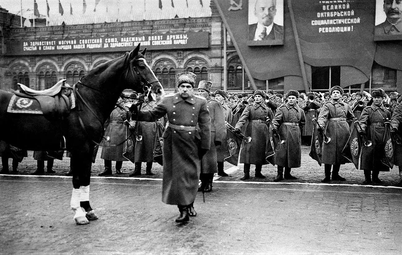 Маршал парад. Маршал рокоссовский на параде победы 1945. маршал жуков на параде победы 1945.