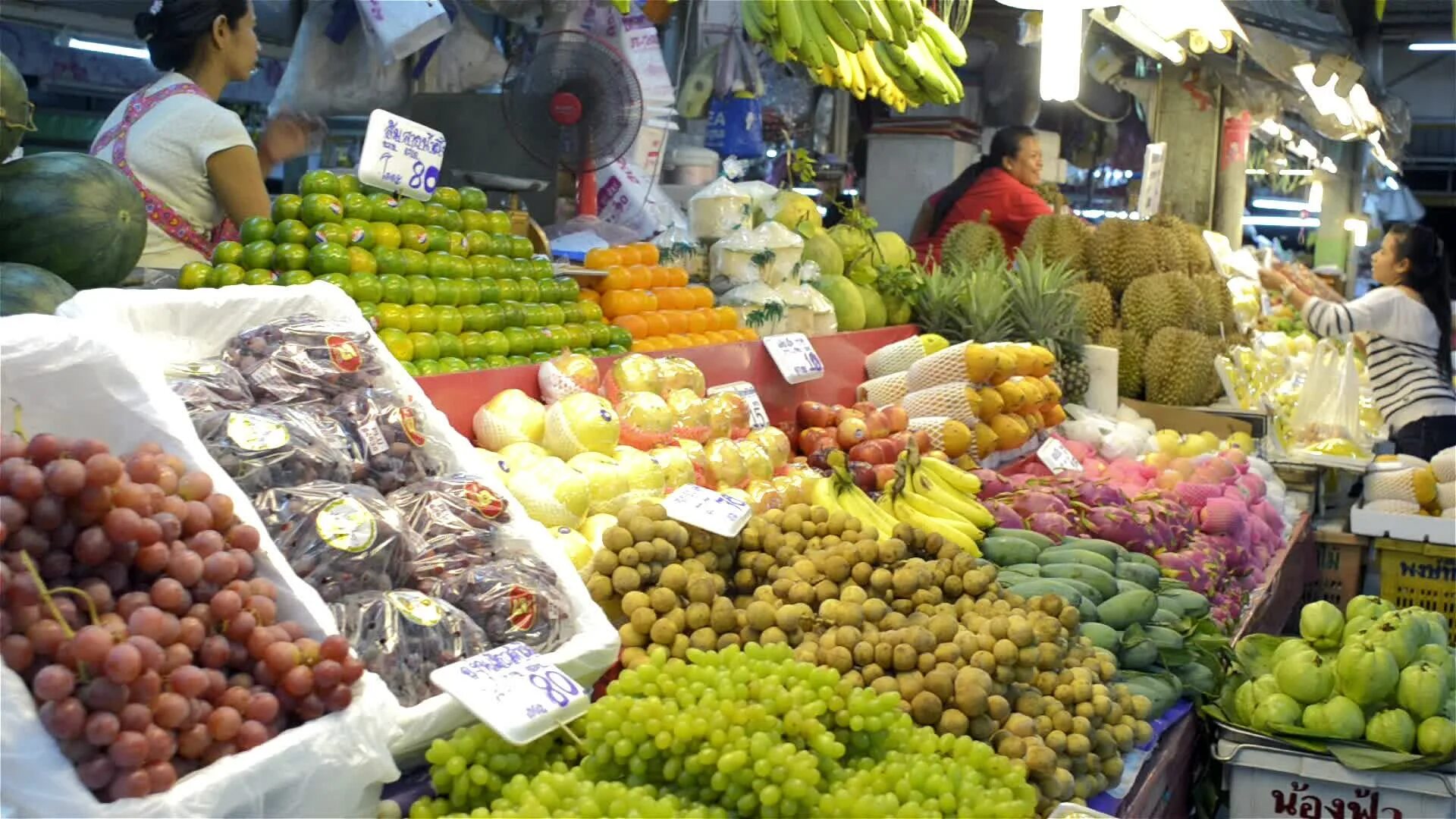 Фрукты в бангкоке. Тайланд Паттайя рынок. Фруктовый рынок в Паттайе. Фруктовый рынок Самуи. Рынок фруктов в Паттайе.