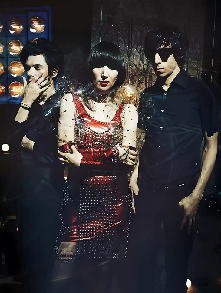Sigh группа. Yeah yeah yeahs концерты. Yeah yeah yeahs концерты. Yeah yeah yeahs обложка альбома. Yeah yeah yeahs перевод песен.