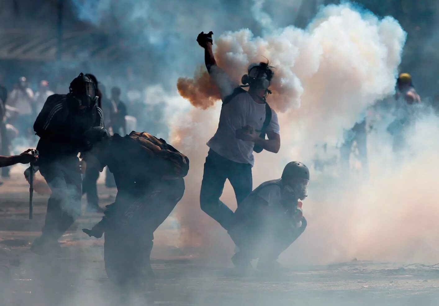 массовые беспорядки толпа. миннеаполис сша протесты полицейские. места массовых беспорядков. 2020. места массовых беспорядков.