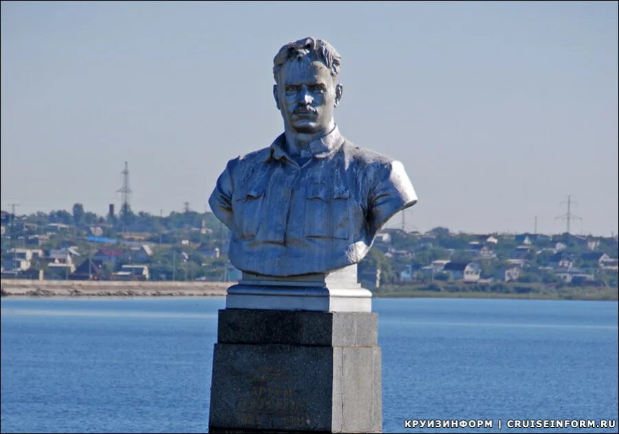 Погода пархоменко волгоградской области. Памятник Сталину Волго-Донской канал. Пархоменко Волгоградская область. Поселок Пархоменко Волгоградской области. Памятник Пархоменко в Волгограде.