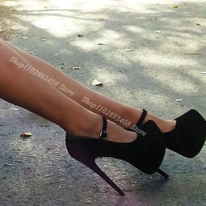 Ножки в босоножках на шпильке. Женские ножки в туфлях. На каблуках от первого лица. На каблуках от первого лица. Женские ноги сверху.