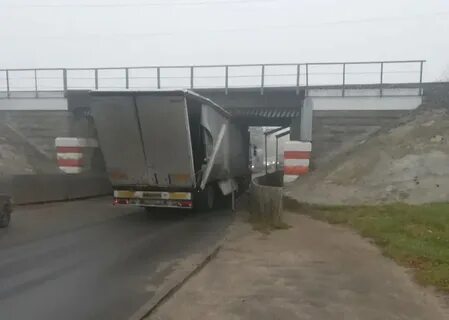 Застряла под диваном
