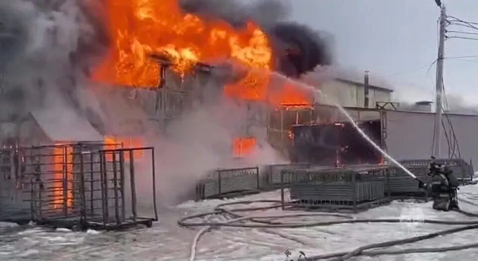 Ландшафтный пожар. Улица 30 й иркутской дивизии краснодар. Лесные пожары. Пожар. Пожарные на пожаре.