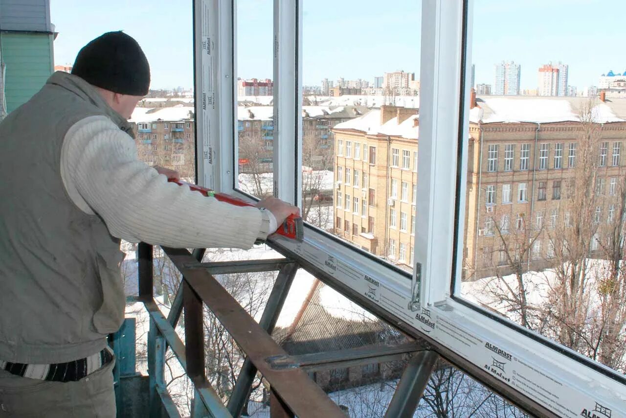 При какой температуре можно застеклять балкон. Пластиковые окна на лоджию. Пластиковая рама на балкон. Каркас пластикового окна. Остекление лоджии.