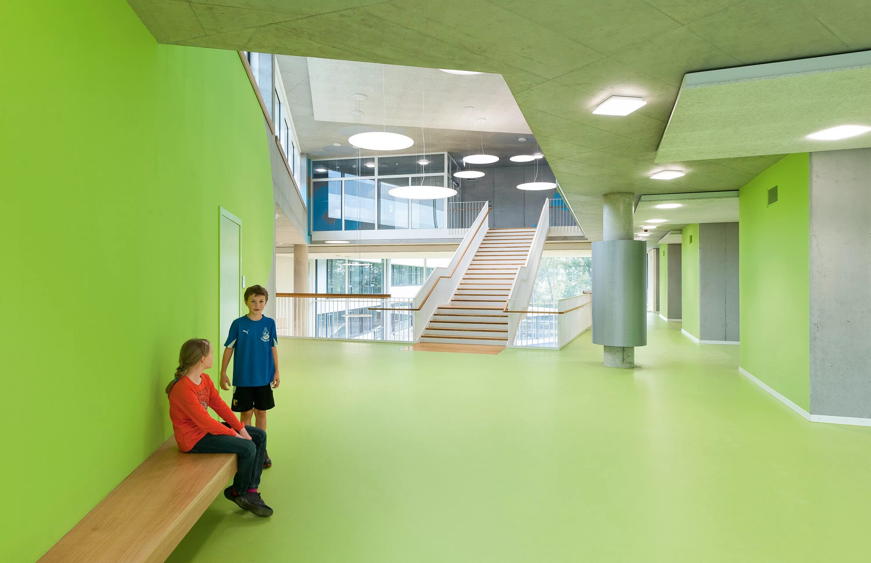 Помещения в здании школы. Современная школа интерьер. Интерьер школы. Русская школа коридор. Интерьер общественного места.
