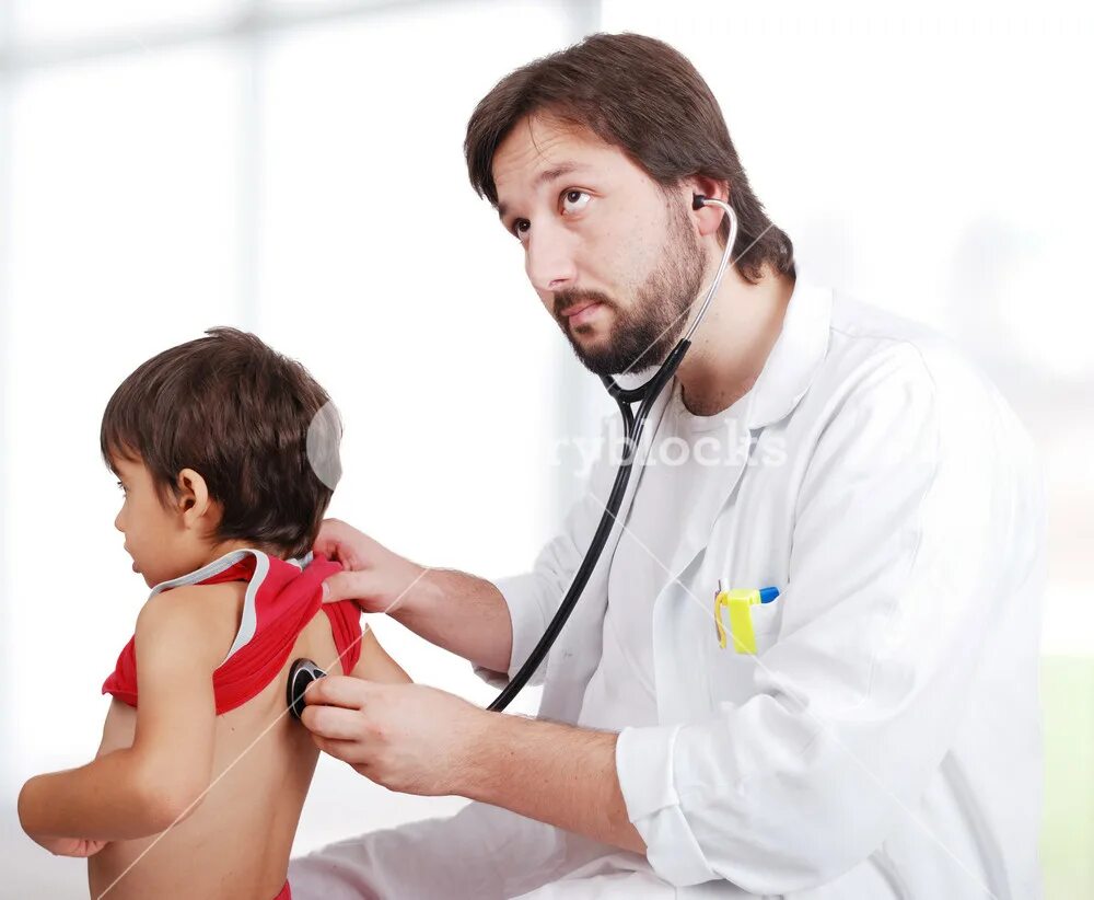 Врач осматривает мальчиков. Boy Doctor. Boy Doctor check up. Young Doctor. Doctor examines a little boy.