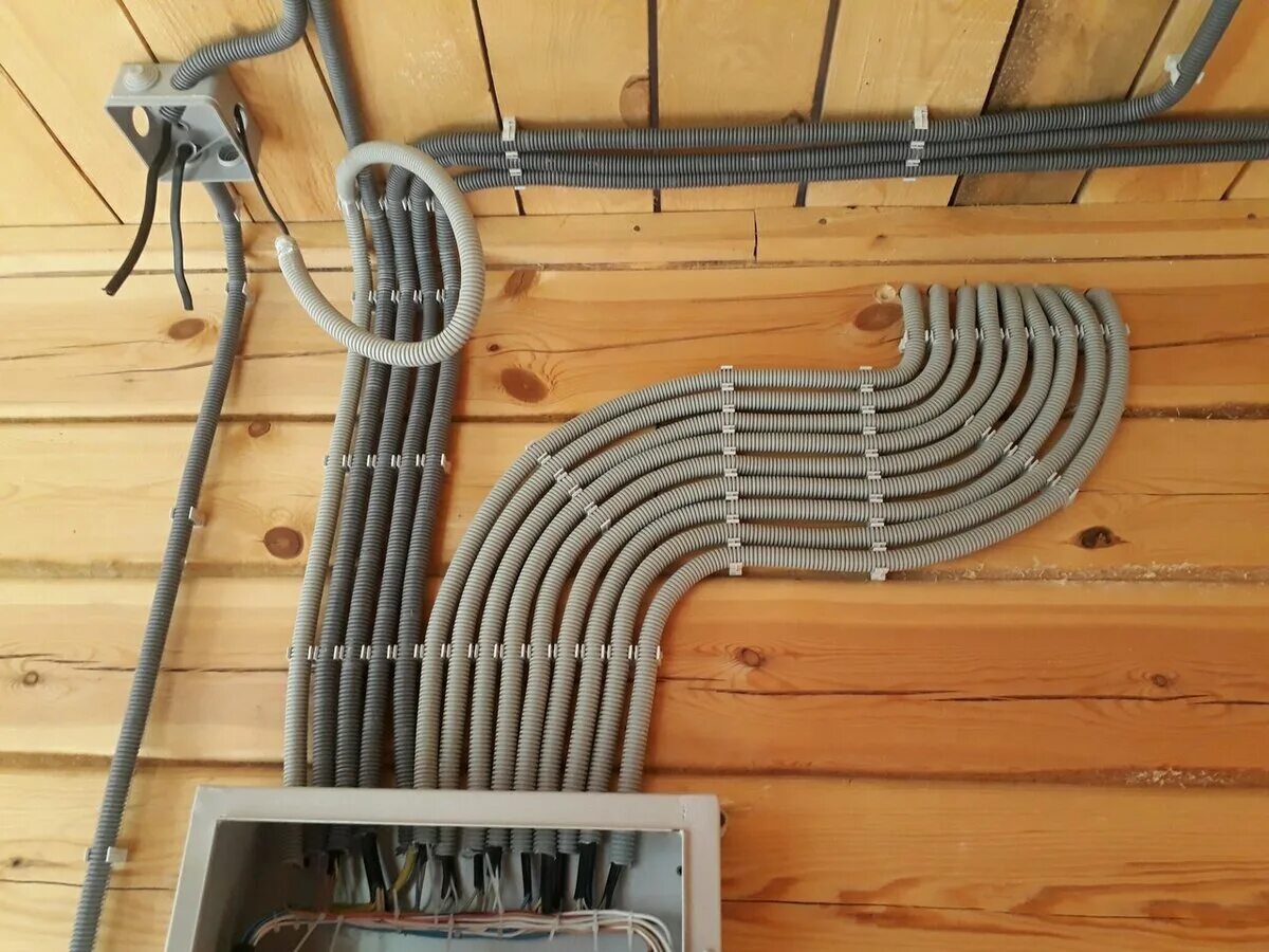 Монтаж проводки в частном доме. Прокладка электропроводки в частном доме. Электропроводка в частном доме. Монтаж электрики в доме. Электрика в доме.