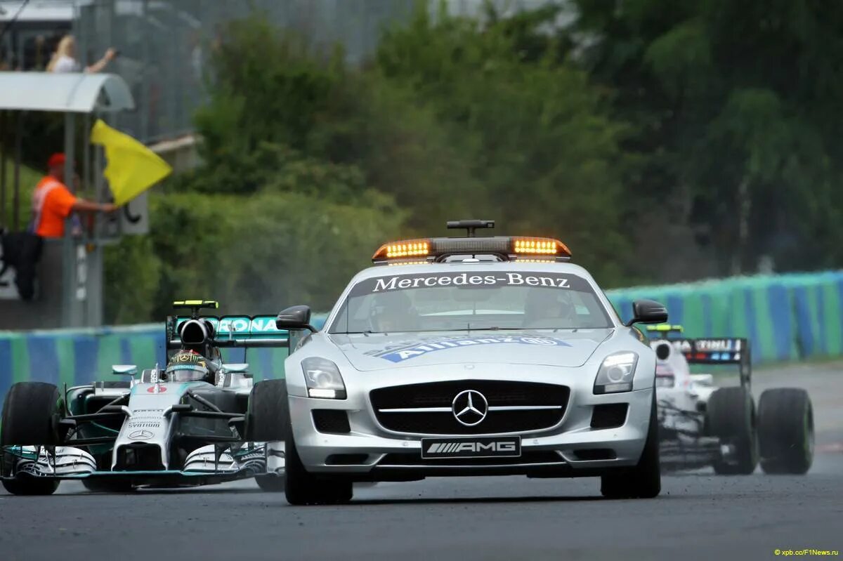 Автомобиль безопасности формула. Safety car f1 2022. F1 Safety car 2023. Судейская машина. Судейская машина формула 1.