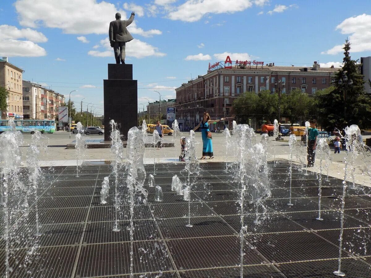 Город орск сколько население. Комсомольская площадь Орск. Орск площадь города. Комсомольская площадь Орск центр. Орск Главная площадь.