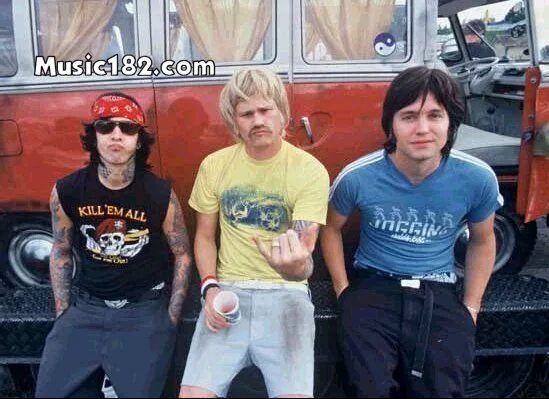 Blink 182 first date. Блинк 182 first date. том делонг first date. blink 182 усы. блинк 182 усатый.
