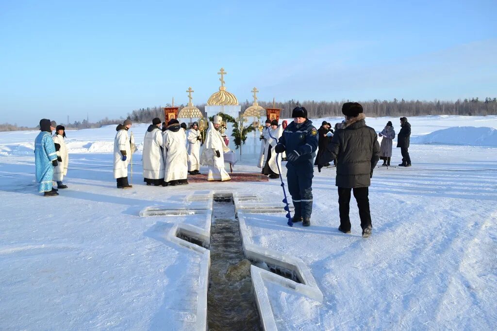 Освящение воды на крещение. 19 Января праздник крещения Господня. Крещение Господне Церковь. С Крещением Господним 18. 17 18 19 января