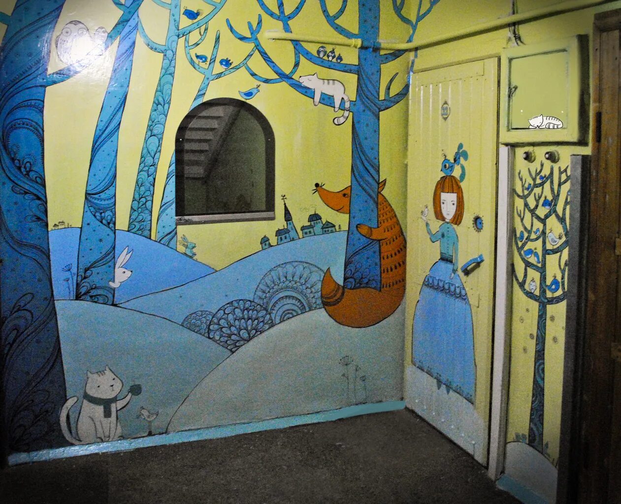 Раскрашивание красками для детей. Раскрашивание стены в детской. Краски антистресс для детей. Разукрасить человека. Цветы фломастерами.