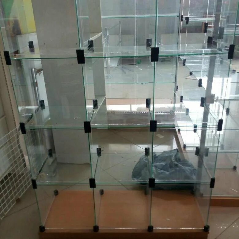 Витрина кубики стеклянные. Стеклянные Кубы витрины. Витрина куб из стекла. Стеллаж стеклянный Кубы.