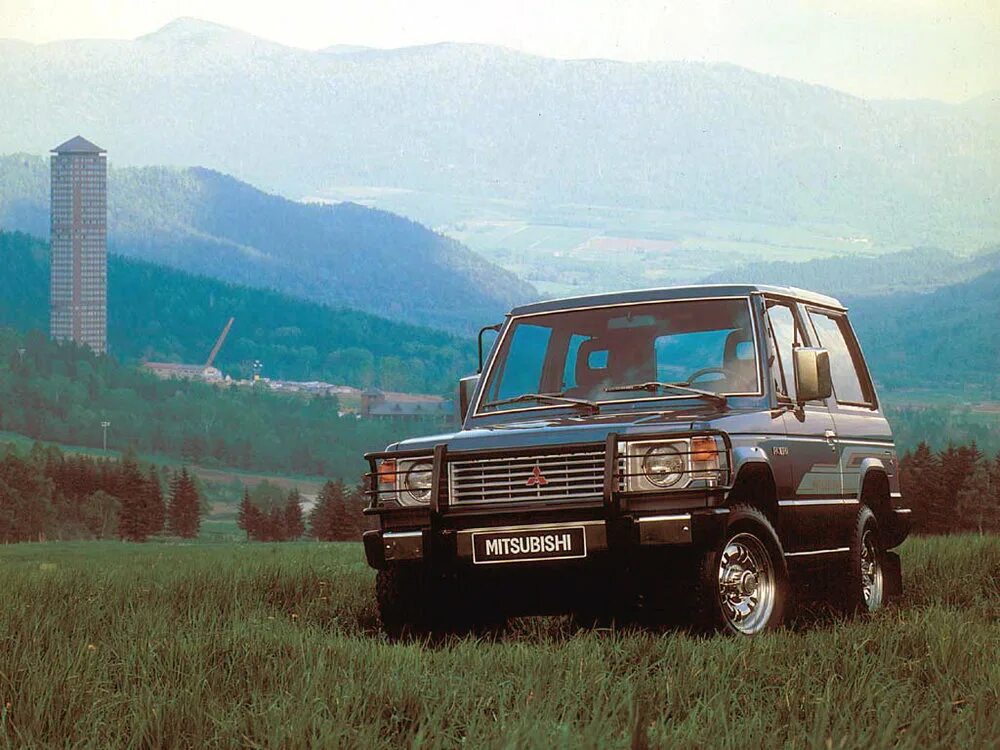 Mitsubishi pajero 1 поколение. Mitsubishi Pajero 1982. Митсубиси Паджеро 1982. Mitsubishi Pajero 1 первого поколения.