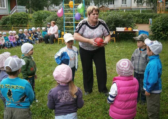 Дети играют в кругу. Дети в кругу с мячом. Подвижные игры картинки для детей. Дети в кругу с мячом. Игры с мячом для детей дошкольного возраста.