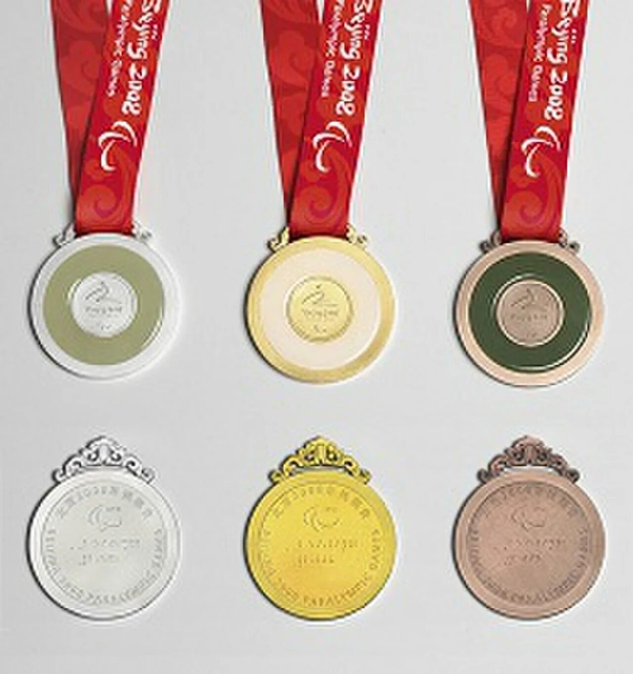 Олимпийские игры китай медали. Медали Пекин 2008. Олимпийская медаль Пекин 2008. Китай 2008 год Олимпийские медали.