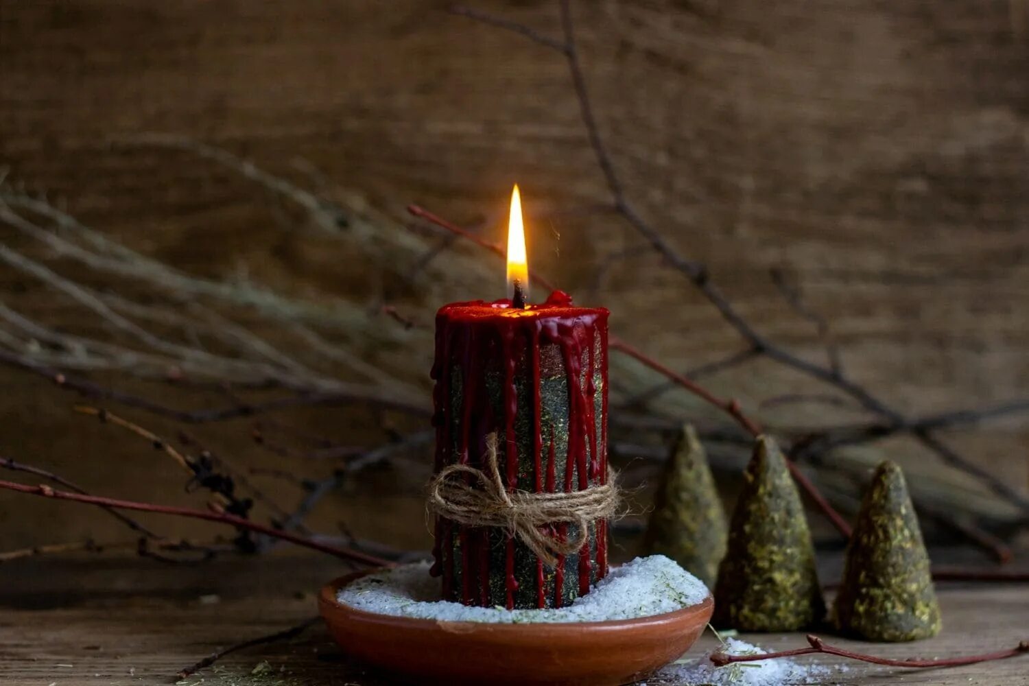 чисточетверговая свечка. зажженная церковная свеча. горящие восковые свечи. церковные свечи. свечи в католическом храме.