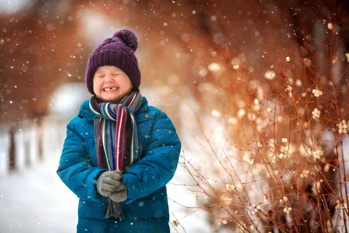 Первый снег детям. Дети в снегу. Первый снег дети. Kids in Winter. Ребенок один зима.