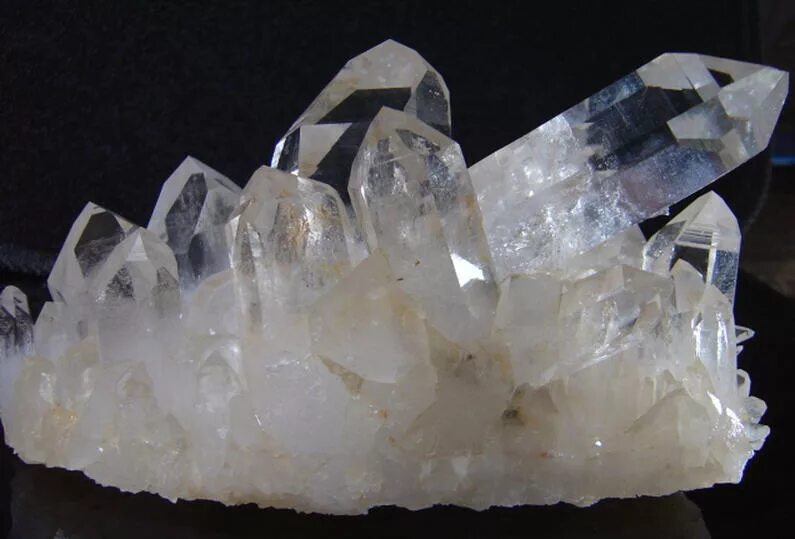 Quartz crystal. Минералы кварц горный хрусталь. Молочно-белый кварц. Кварцит минерал. Льдистый кварц.