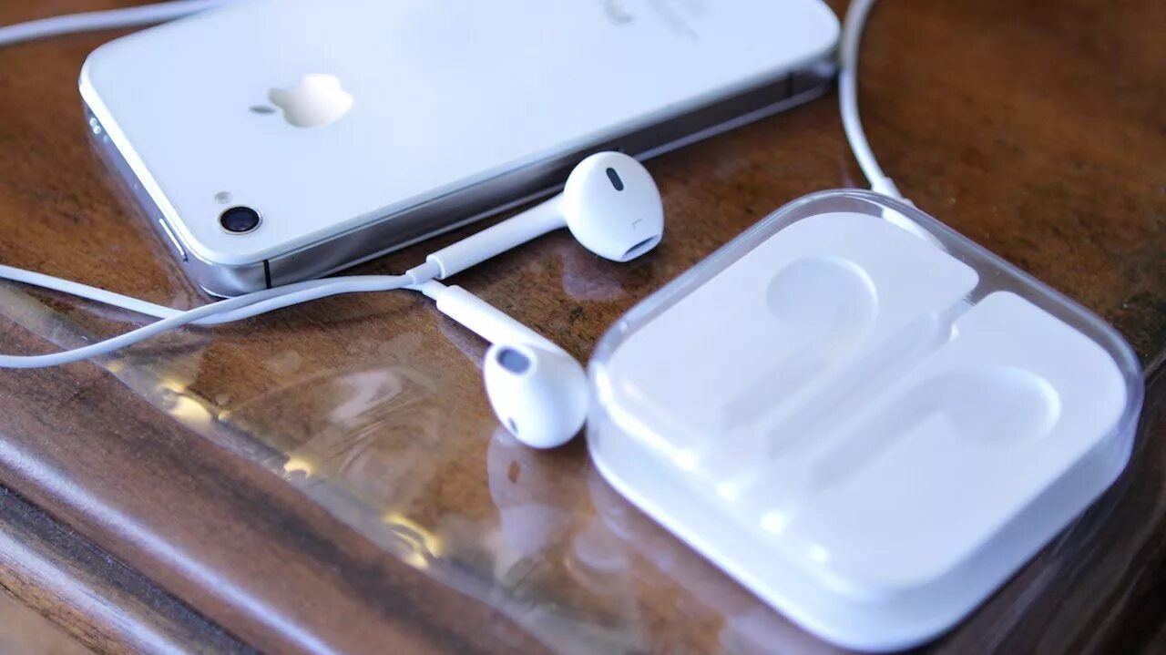 Iphone 5 and Earpods. Наушники Apple iphone 6 s. Earpods iphone 4. Наушники Apple iphone 2g. Аирподс в воде что делать