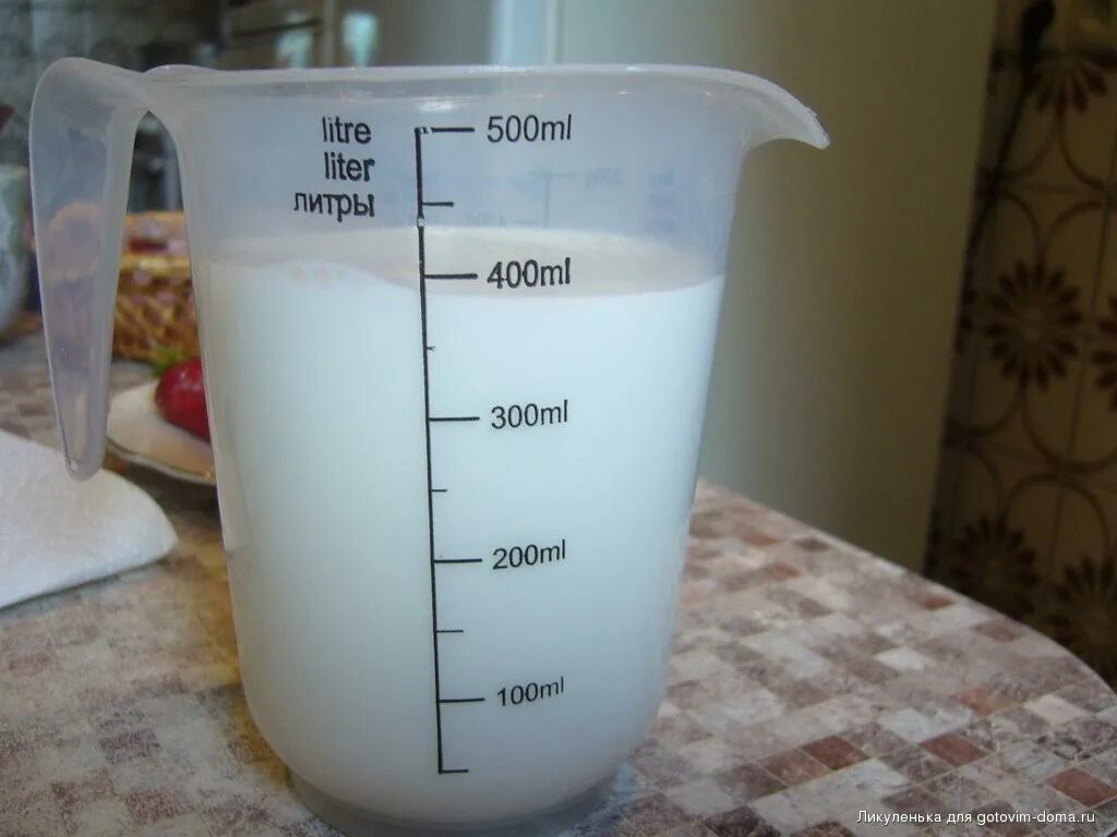 100 гр примерно сколько. Молоко в мерном стакане. Молоко в миллилитрах. 100 Мл молока. Молоко - 100 миллилитров.