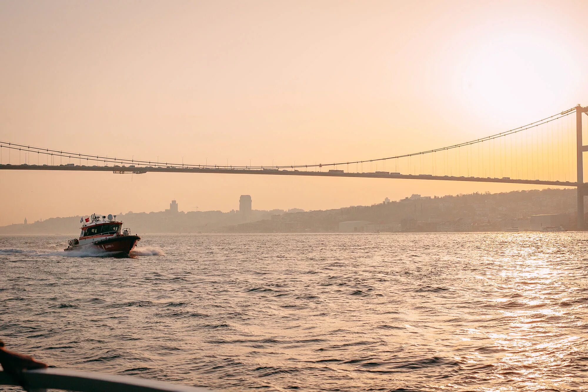 Пролив босфор океан. Стамбул пролив Босфор. Турция Стамбул Босфорский пролив. Пролив Босфор Европа и Азия. Пролив Босфор фото.