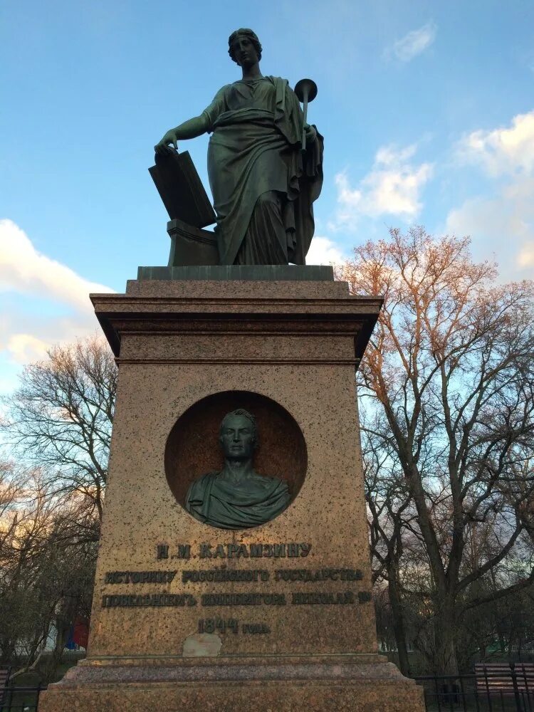 Памятник Карамзина в Ульяновске. Памятник н. м. Карамзину. Памятник Николаю Карамзину в Ульяновске.