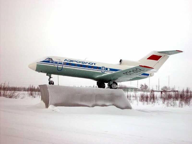 Уфа салехард самолет. Як-40 пассажирский самолёт. Музей полярной авиации Салехард. Як-40 самолет СССР. Як 40 Malev.