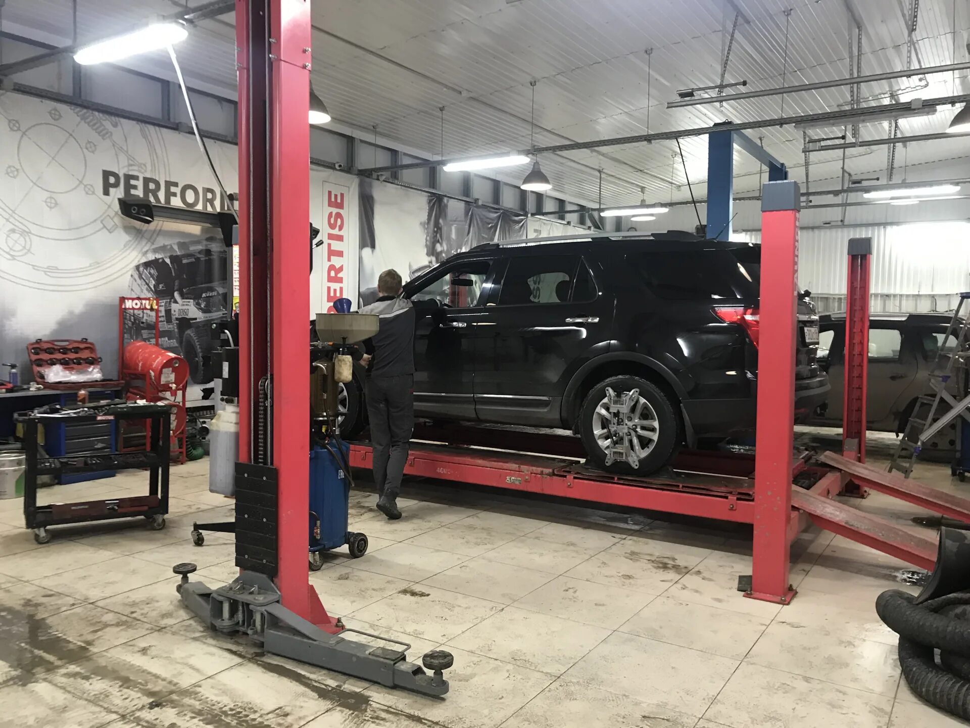 Сервис эксплорер. Ford explorer 5 на подъёмнике. форд эксплорер на подъемнике. форд эксплорер сервис 5 в москве на щелковской. форд эксплорер как поднять на подъемнике.