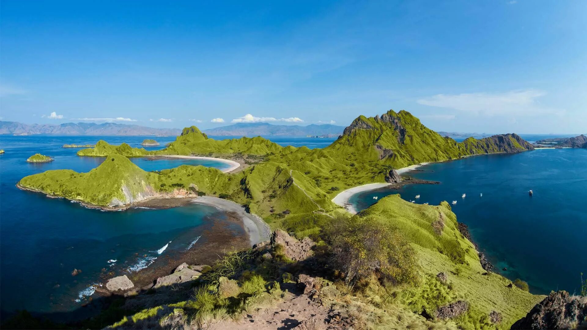 National island. Остров Комодо Индонезия. Национальный парк Комодо в Индонезии. Остров Флорес Индонезия. Комодо Флорес.