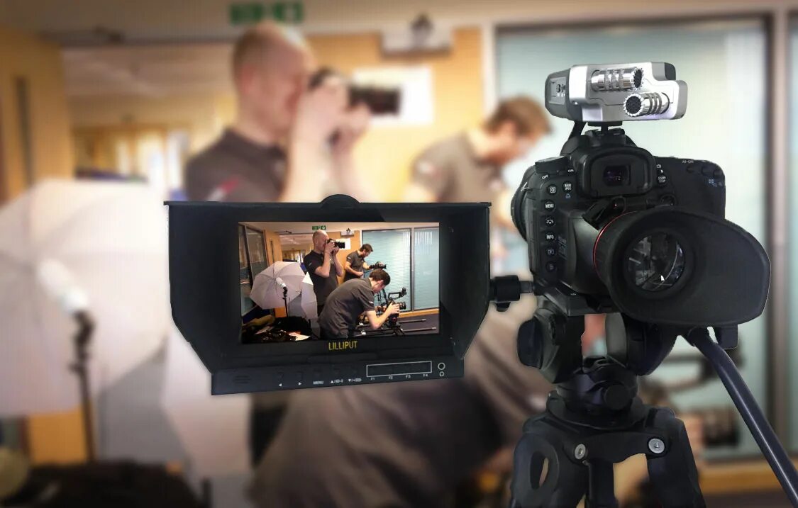 Фотограф и видеооператор на свадьбу. Видеокамера для съемки свадеб. Фотоаппарат свадьба. Камера для съемки. Камера для съемки.