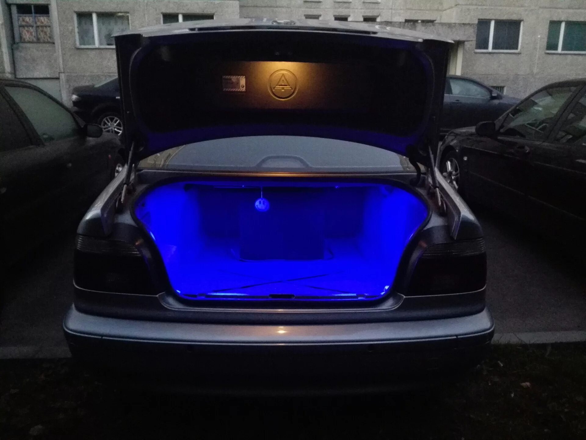 Подсветка е39. Подсветка багажника bmw e39. bmw e39 подсветка ноздрей. бмв е39 подсветка багажника. плафон подсветки багажника е39.